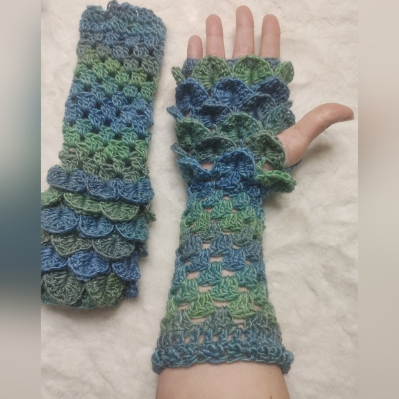 Handmade Crocheted Wool Fingerless Dragonscale Texting Gloves-Green/Blue - Picture 5 of 6